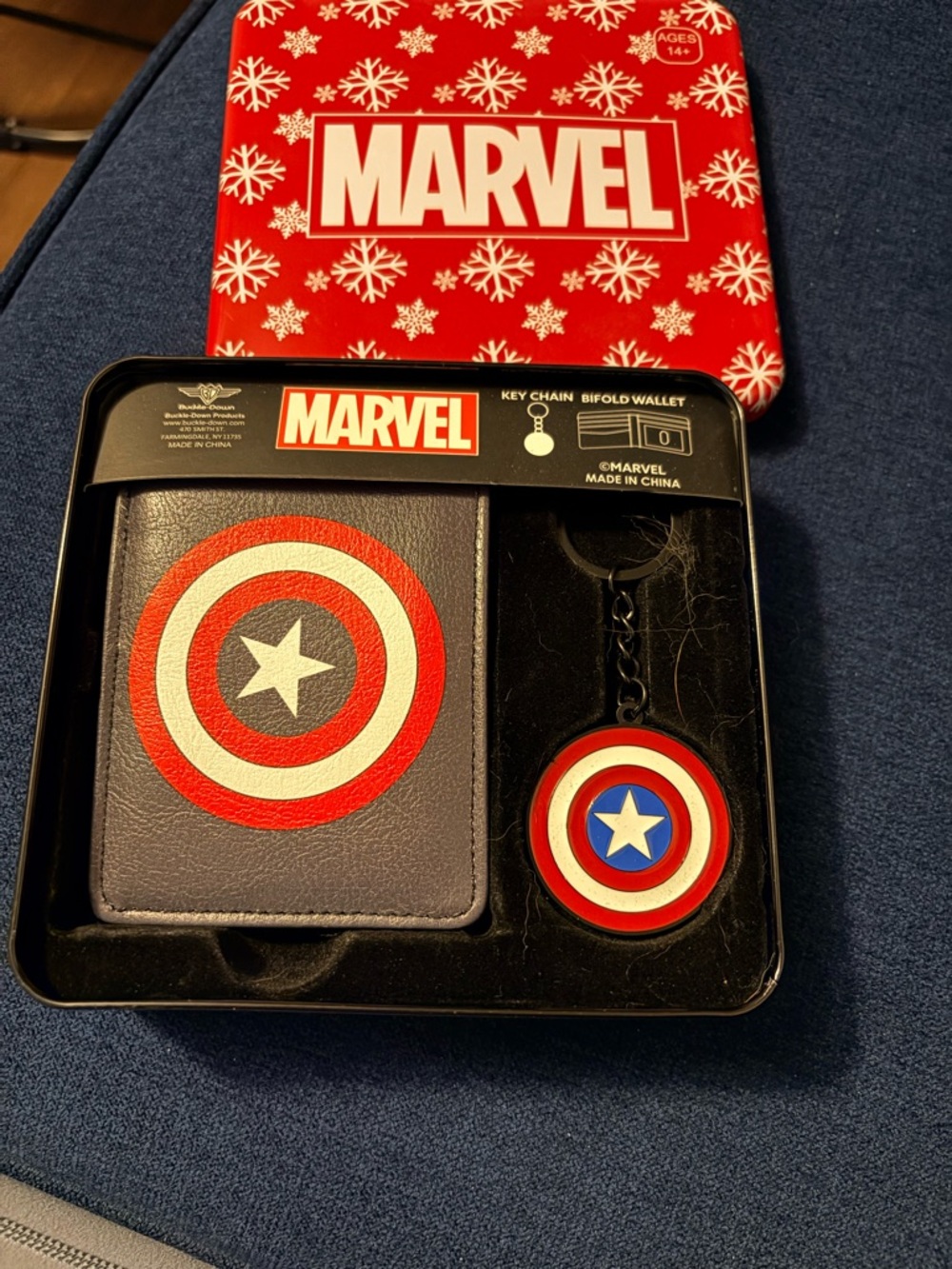 Marvel Captain America Shield Bifold Wallet and Keychain Gift set